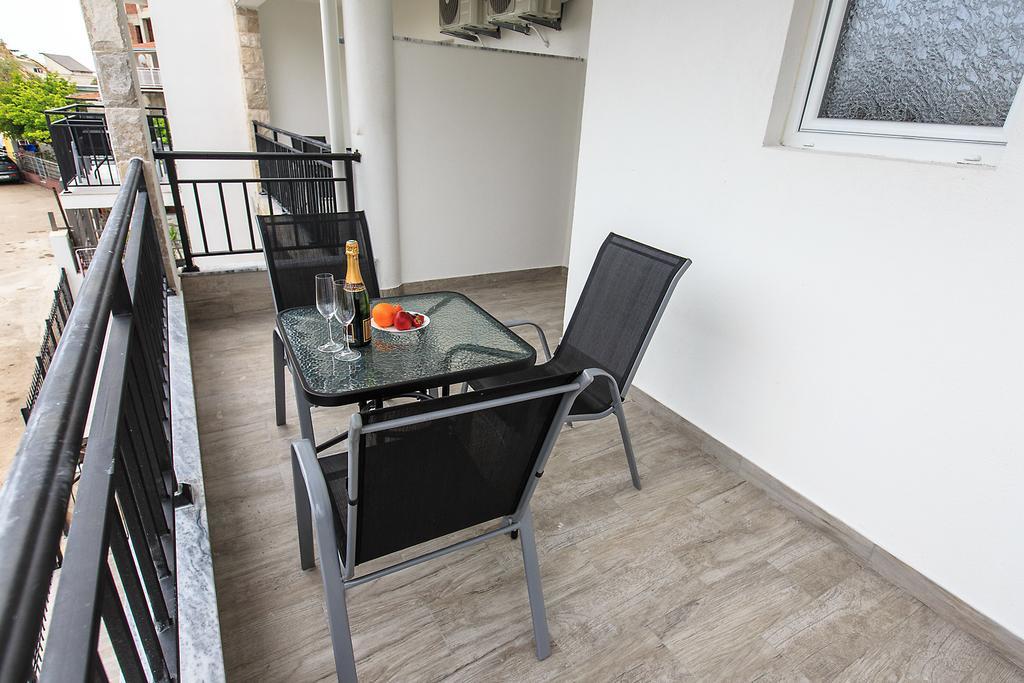 Apartments Saric Bar Luaran gambar